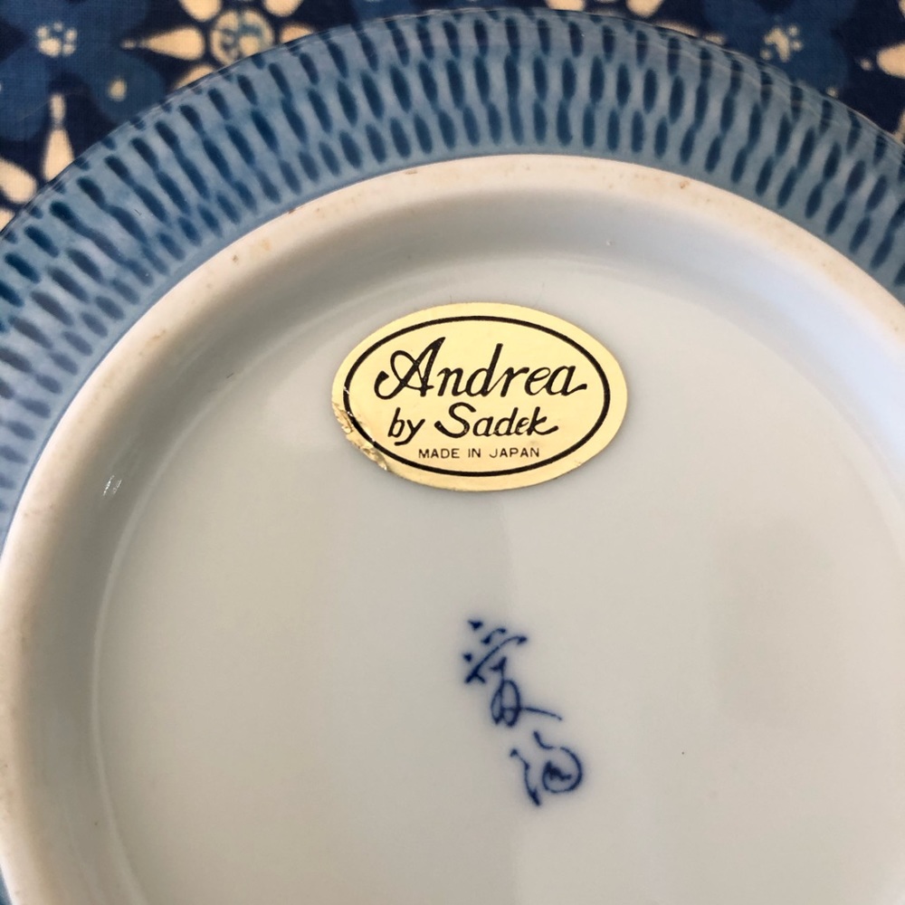 Small Hand-Painted Japanese Bowl - Picture 4 of 8